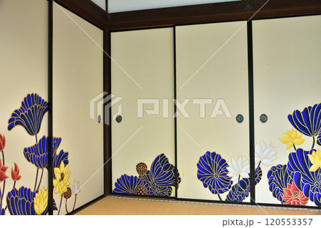 青蓮院門跡　華頂殿　蓮の襖絵(京都市東山区) 120553357