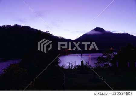 晩秋の徳山ダム湖の日の出前 晩秋の徳山ダム湖の日の出前 120554607