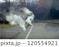 温泉地帯の道路と湧き上がる湯気 北海道 120554921