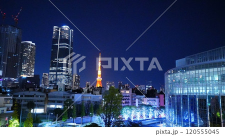 ライトアップされた夜の高層ビル群に映える東京タワー ライトアップされた夜の高層ビル群に映える東京タワー 120555045