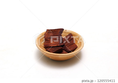 白背景の皿にのせたサンダルウッド 120555411