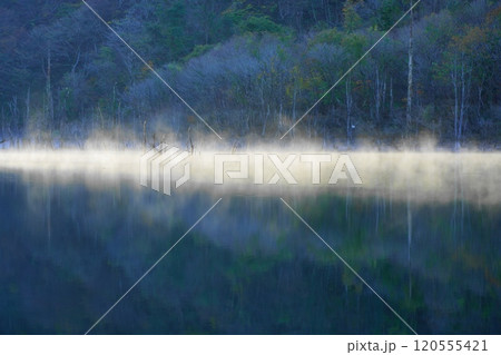 晩秋の徳山ダム湖のけあらしと紅葉 120555421