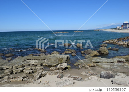 湯野浜海岸の岩場風景 120556397