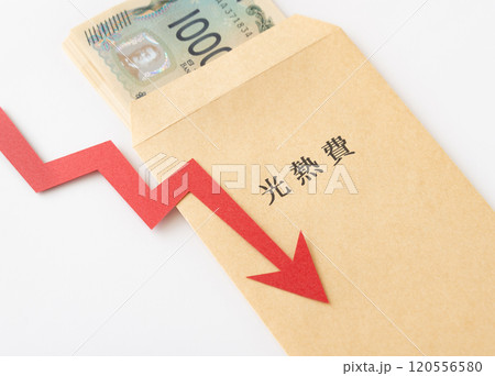 光熱費の封筒に入った紙幣と下降矢印 支出 家計 縮小 光熱費の封筒に入った紙幣と下降矢印 支出 家計 縮小 120556580