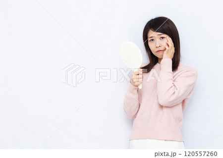 目元のシワを気にするミドル女性 目元のシワを気にするミドル女性 120557260