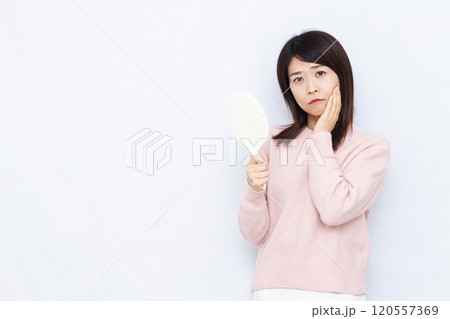 肌を気にするミドル女性 120557369