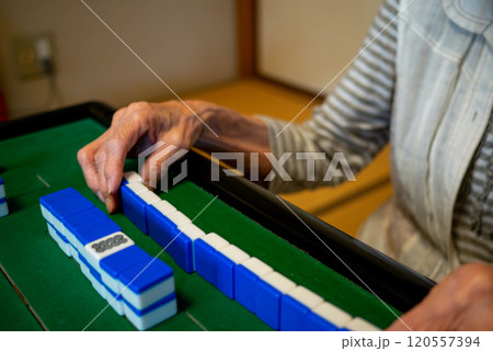 麻雀をして遊んでいるシニア 麻雀をして遊んでいるシニア 120557394