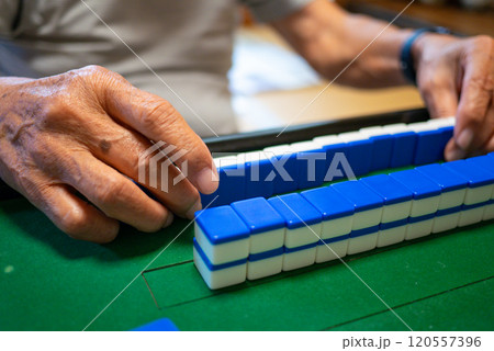 麻雀をして遊んでいるシニア 120557396