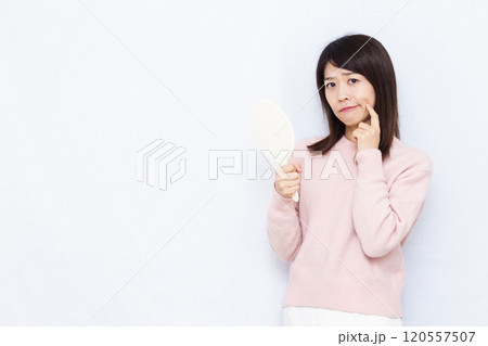 ほうれい線を気にするミドル女性 ほうれい線を気にするミドル女性 120557507