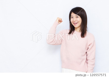 ガッツポーズをしている女性 ガッツポーズをしている女性 120557571