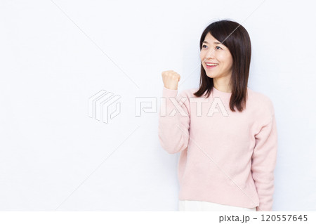 ガッツポーズをしている女性 ガッツポーズをしている女性 120557645