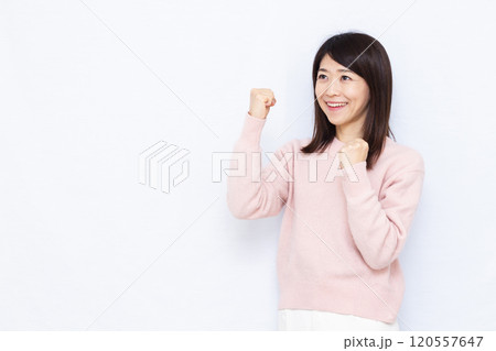 ガッツポーズをしている女性 ガッツポーズをしている女性 120557647