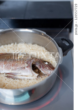 圧力なべで鯛めしを作ったところ 120557729