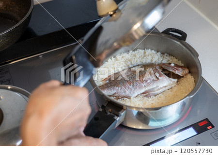 圧力なべで鯛めしを作ったところ 圧力なべで鯛めしを作ったところ 120557730