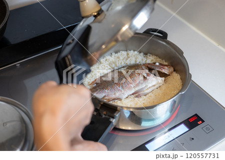 圧力なべで鯛めしを作ったところ 圧力なべで鯛めしを作ったところ 120557731
