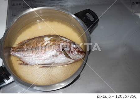 圧力なべで鯛めしを作ろうとしているところ 120557850