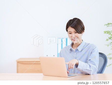 パソコンで仕事する女性 120557857