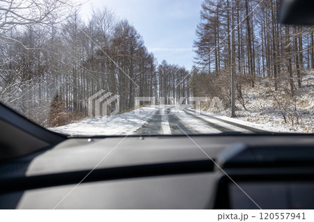 雪の積もった道を走る自動車からの景色 雪の積もった道を走る自動車からの景色 120557941