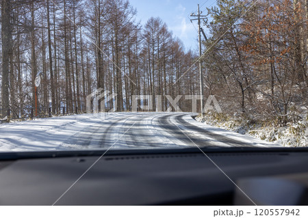 雪の積もった道を走る自動車からの景色 雪の積もった道を走る自動車からの景色 120557942