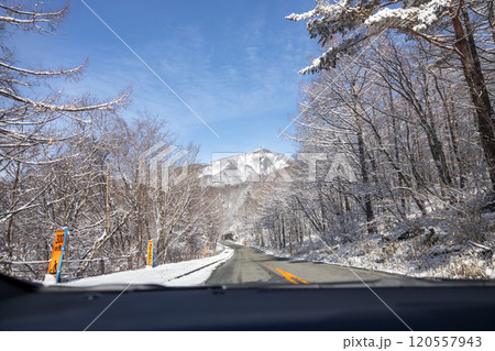 雪の積もった道を走る自動車からの景色 雪の積もった道を走る自動車からの景色 120557943