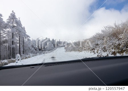 雪の積もった道を走る自動車からの景色 120557947