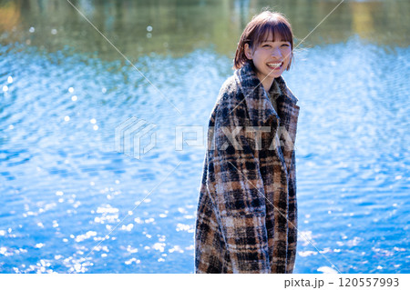 秋冬の公園を散策する若い女性 秋冬の公園を散策する若い女性 120557993
