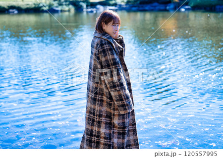 秋冬の公園を散策する若い女性 秋冬の公園を散策する若い女性 120557995