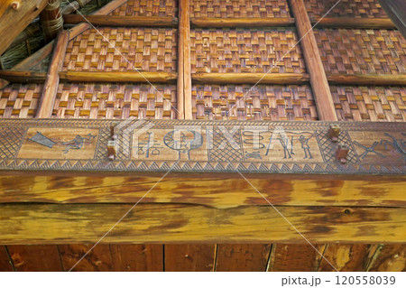 大阪・池上曽根遺跡公園 いずみの高殿 壁面のレリーフ 120558039