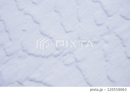 デコボコした雪模様 120558063