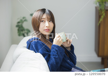 部屋でくつろぐ若い女性 部屋でくつろぐ若い女性 120558070