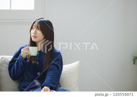 部屋でくつろぐ若い女性 部屋でくつろぐ若い女性 120558071