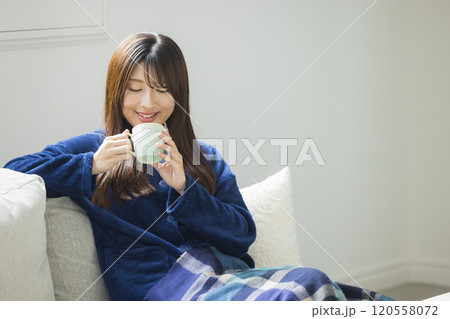 部屋でくつろぐ若い女性　  120558072