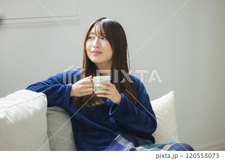 部屋でくつろぐ若い女性 部屋でくつろぐ若い女性 120558073