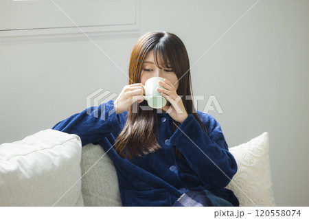 部屋でくつろぐ若い女性　  120558074