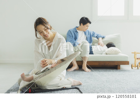 若い家族、親子、子ども、リビング  120558101