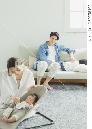 若い家族、親子、子ども、リビング 若い家族、親子、子ども、リビング 120558102