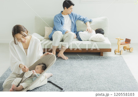 若い家族、親子、子ども、リビング 若い家族、親子、子ども、リビング 120558103