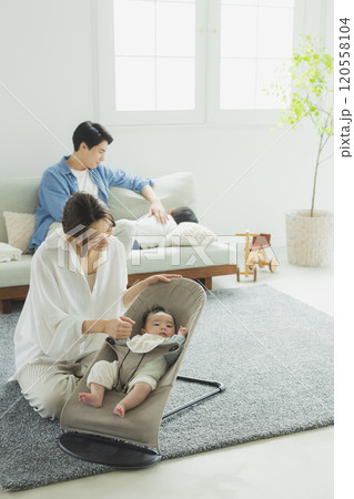 若い家族、親子、子ども、リビング  120558104
