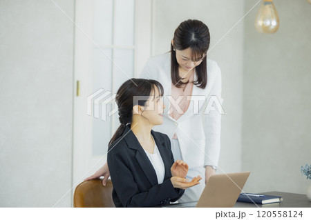 オフィスで働く女性 オフィスで働く女性 120558124