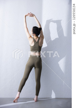 ヨガウェアの女性女性 120558134
