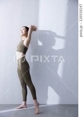 ヨガウェアの女性女性 120558147