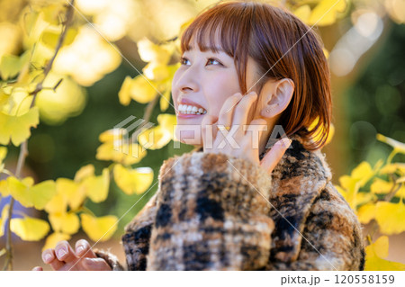 紅葉狩りを楽しむショートボブの若い女性 紅葉狩りを楽しむショートボブの若い女性 120558159
