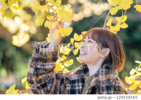 紅葉狩りを楽しむショートボブの若い女性 120558165