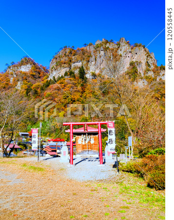 密岩神社と岩櫃山(縦) 密岩神社と岩櫃山(縦) 120558445