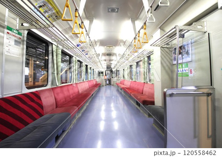 【JR東日本】キハ101形の車内（左沢線：山形駅） 120558462