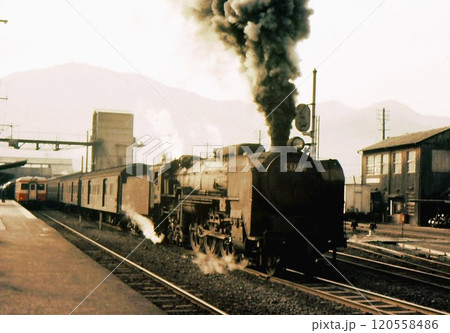昭和43年　c62の引く客車列車発車　呉線　呉駅　広島県　記録写真　古いカラー写真 120558486