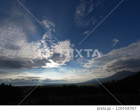 太陽が雲を白く輝やかせ、猪苗代湖と磐梯山を照らす。青空に印象的で綺麗だ。 太陽が雲を白く輝やかせ、猪苗代湖と磐梯山を照らす。青空に印象的で綺麗だ。 120558767