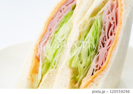 ハムとチーズとレタスのサンドイッチの断面のクローズアップ ハムとチーズとレタスのサンドイッチの断面のクローズアップ 120559298