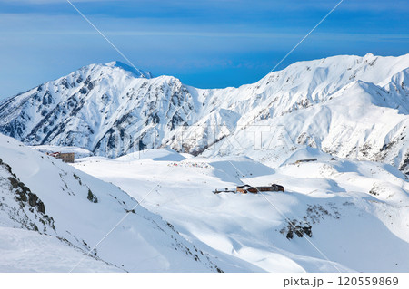 冠雪の北アルプスの立山の室堂 冠雪の北アルプスの立山の室堂 120559869
