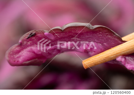 お箸で摘まんだしば漬けのクローズアップ 120560400